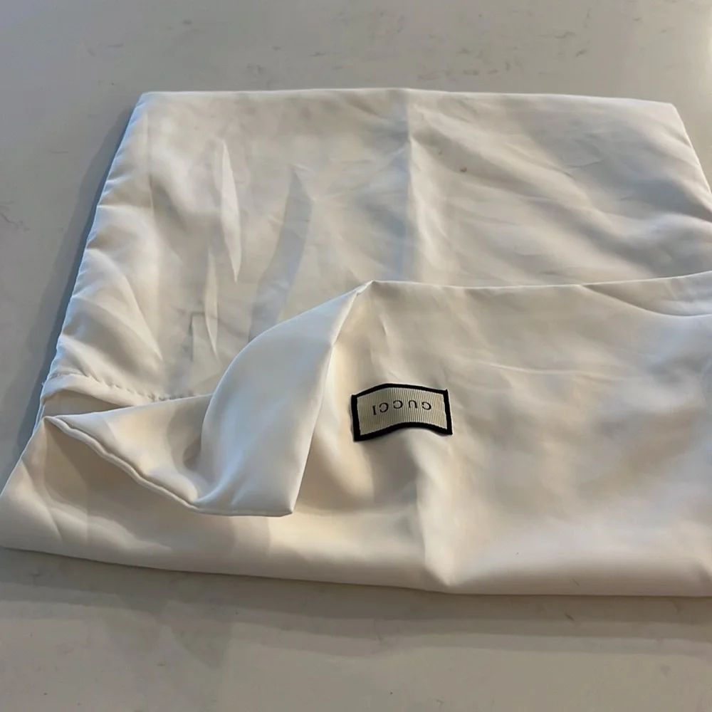 Gucci dust bag pre-owned a few stains - Picture 10 of 12